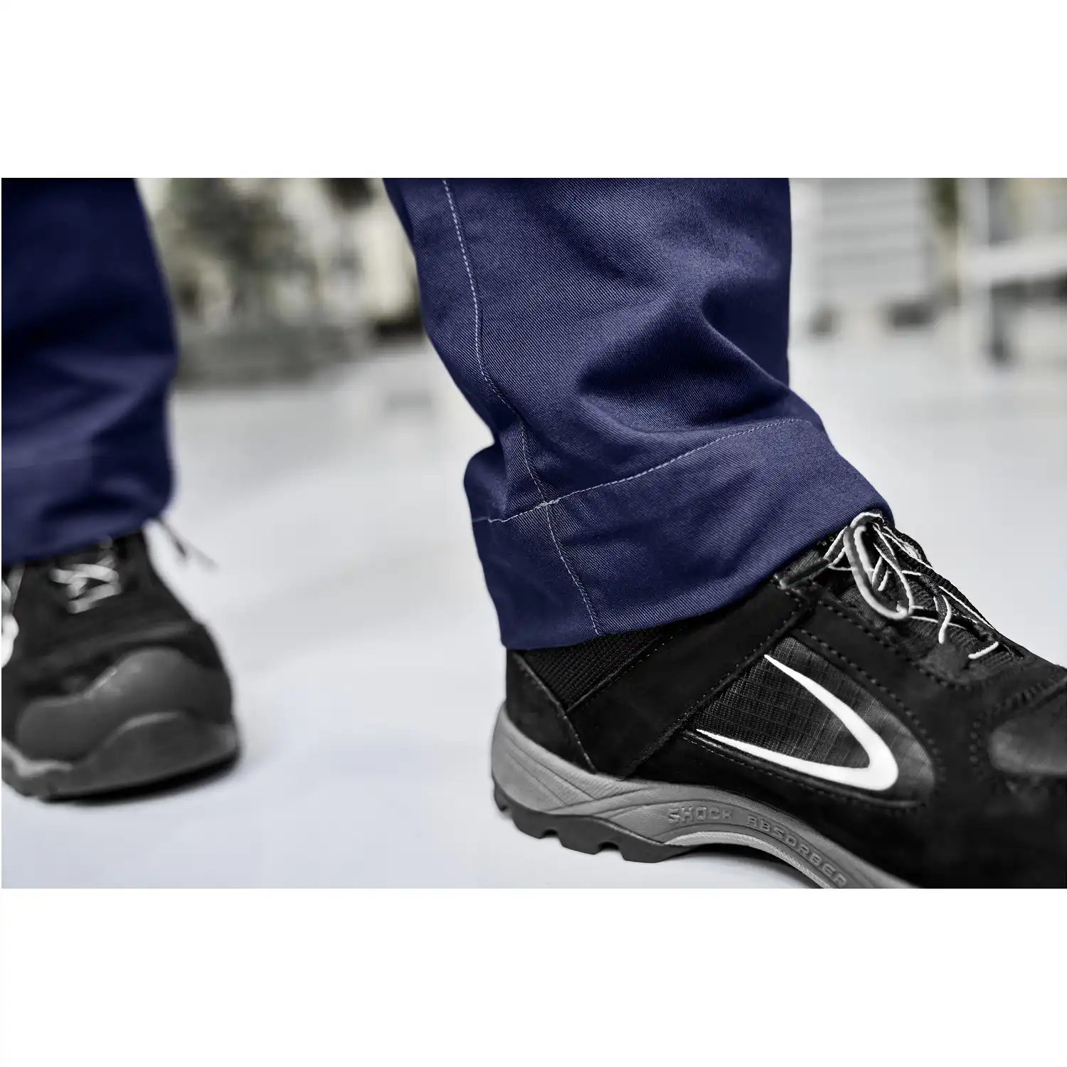 Latzhose "ICONIQ" in kornblau/schwarz, 60 - Thumbnail 2